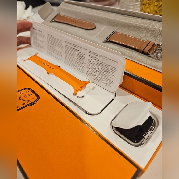 Hermes Apple iWatch with 2 Bandsqq - Picture 2 of 5